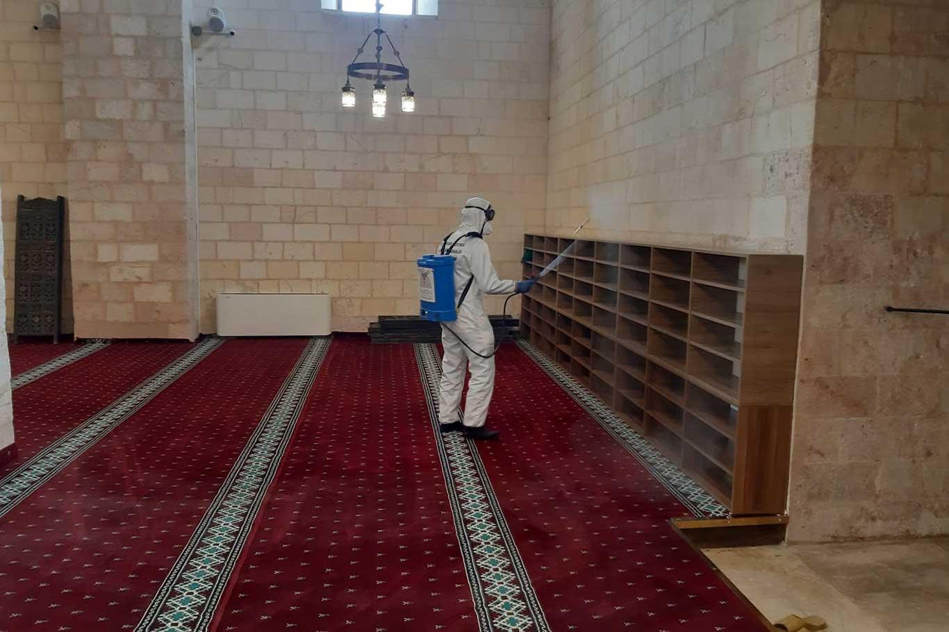 Mardin'deki tarihi camide ibadet öncesi temizlik ve dezenfekte çalışması yapıldı Mardin'deki tarihi camide ibadet öncesi temizlik ve dezenfekte çalışması yapıldı